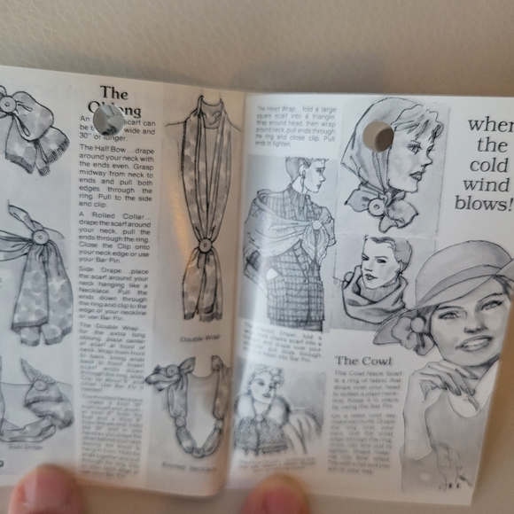 Vintage Italian Scarf & Leaf Scarf Clip ~ 1970s-1980s? ~ Pretty Paisley Pattern - Picture 10 of 16